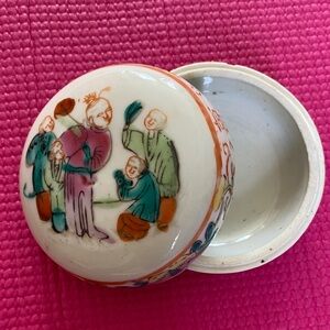 Antique Chinese Hand Painted Porcelain Lidded Trinket Box 3 3/8" W